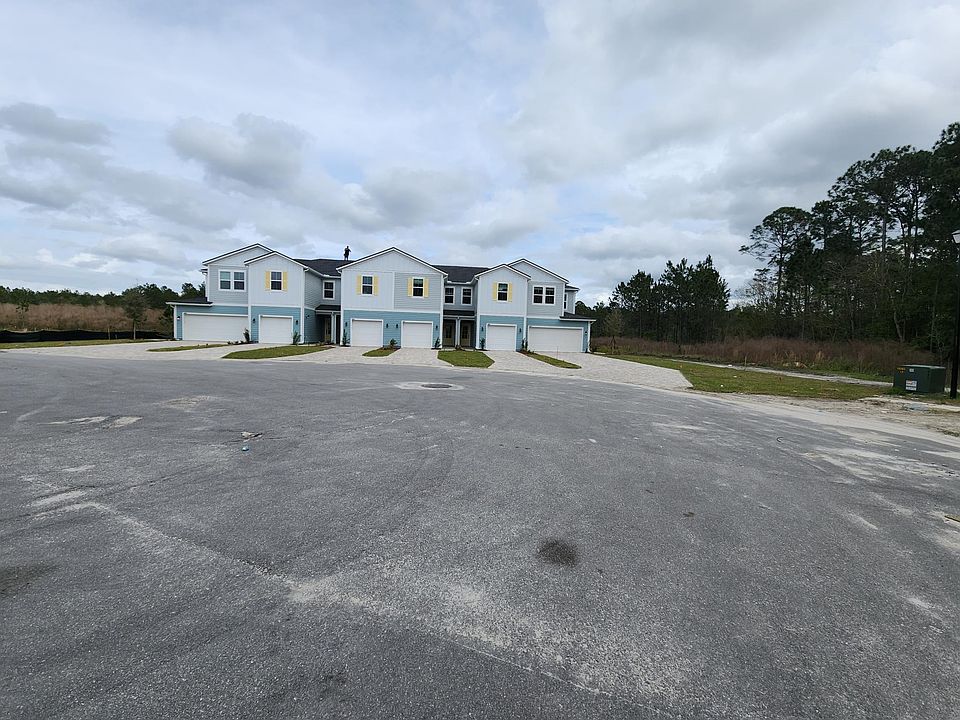 1st image of 555 Brandon Lakes Dr