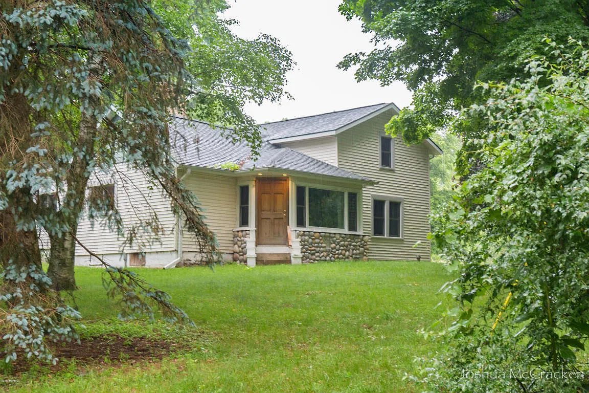 2953 Boynton Ave NE photo 1