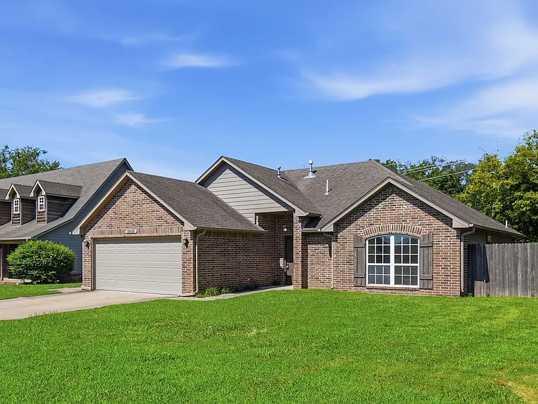 25620 Briar Dr — Photo 2