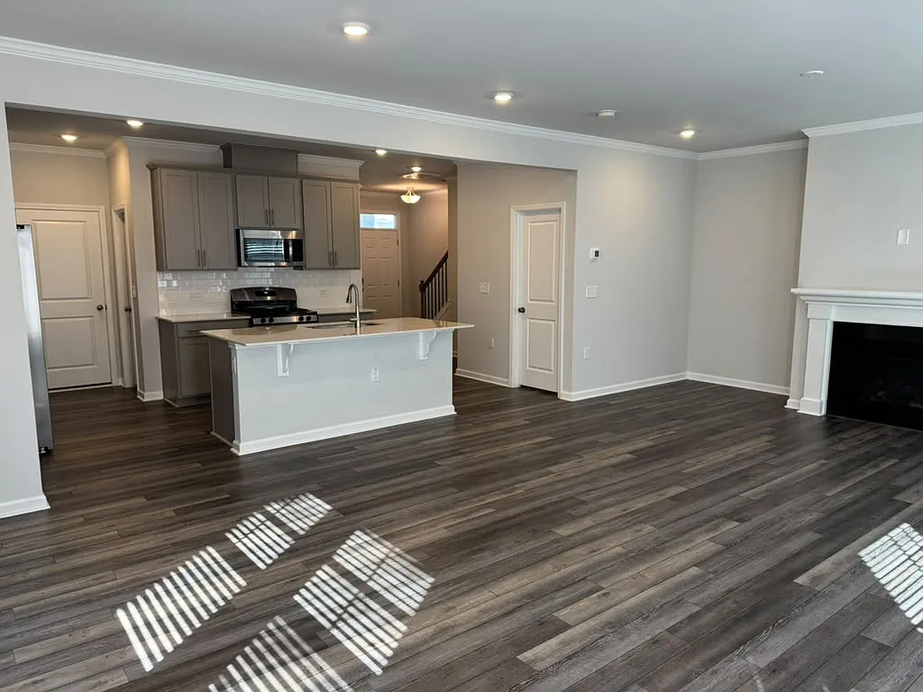 3 bed, 2.5 bath, 1924 sqft, $1,995 — Photo 4