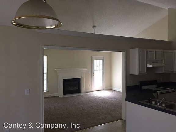 3rd image of 100 Oak Creek Cir