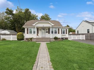 33 Schroeder Ln, Patchogue, NY 11772