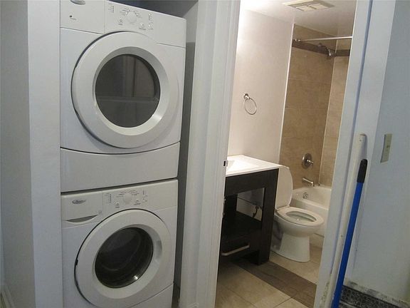 3rd image of 25 Grenville St #1210
