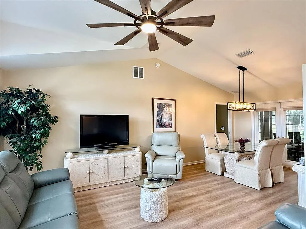 2 bed, 2.0 bath, 1569 sqft, $2,000 — Photo 3