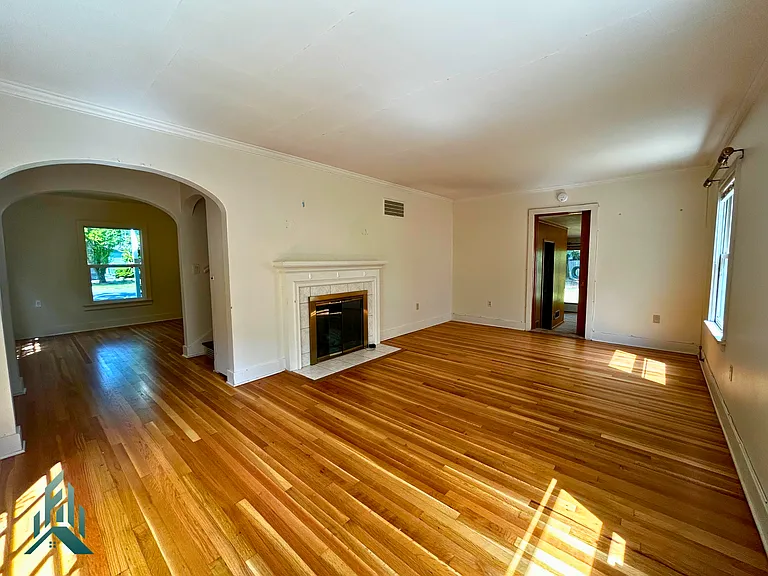 445 NW 9th St — Photo 2