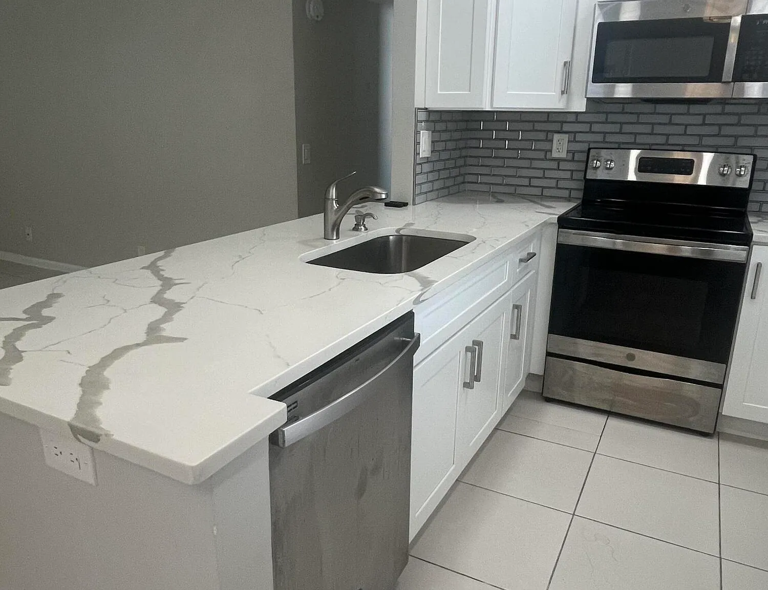 2 bed, 2.0 bath, 907 sqft, $1,925 — Photo 4