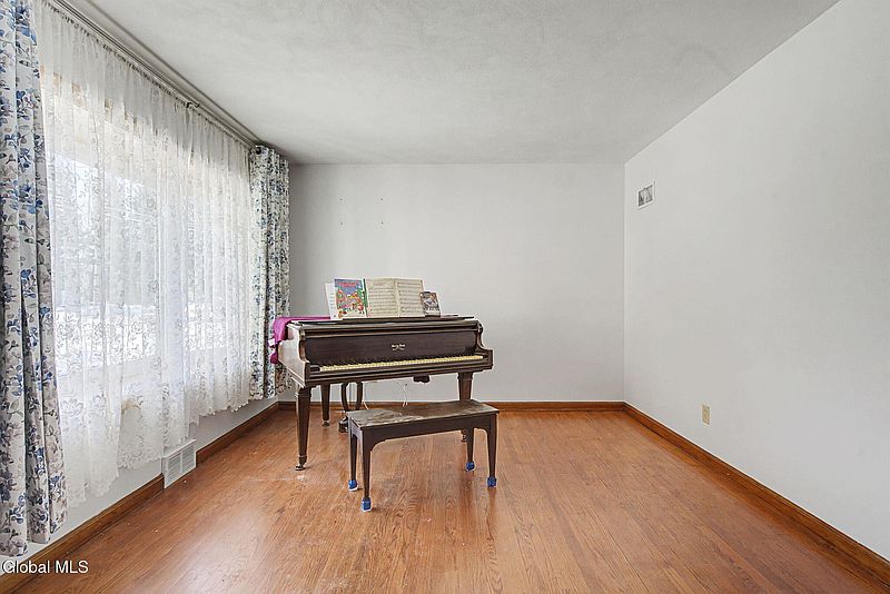 5th image of 36 Marion Boulevard