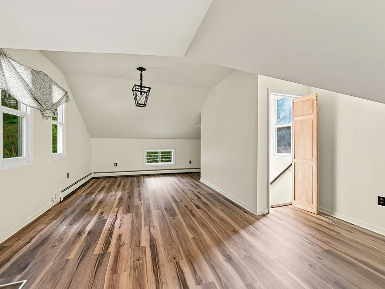 8 McCroy Dr — Photo 2