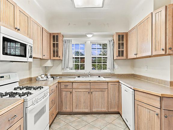 5th image of 430 S Lincoln St