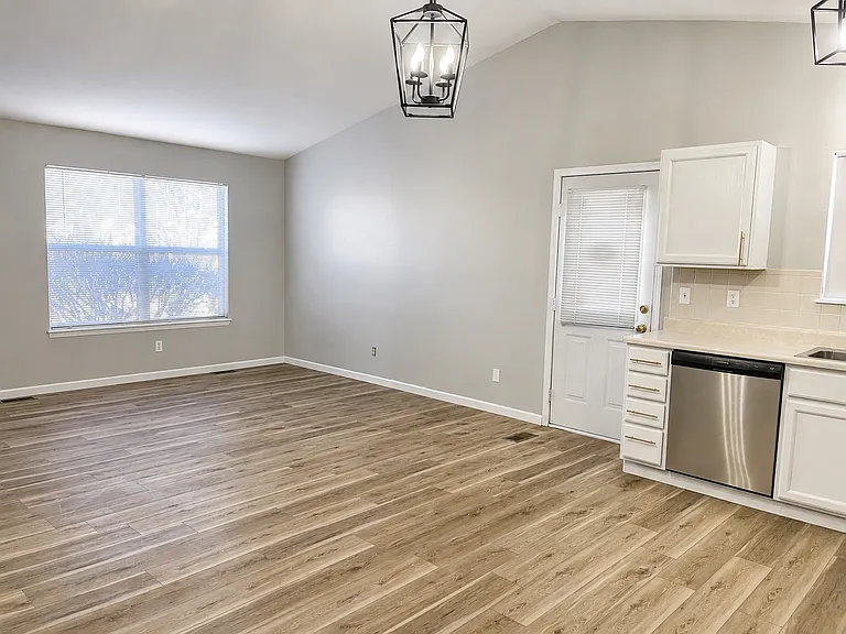 1461 Surrey Ln — Photo 11