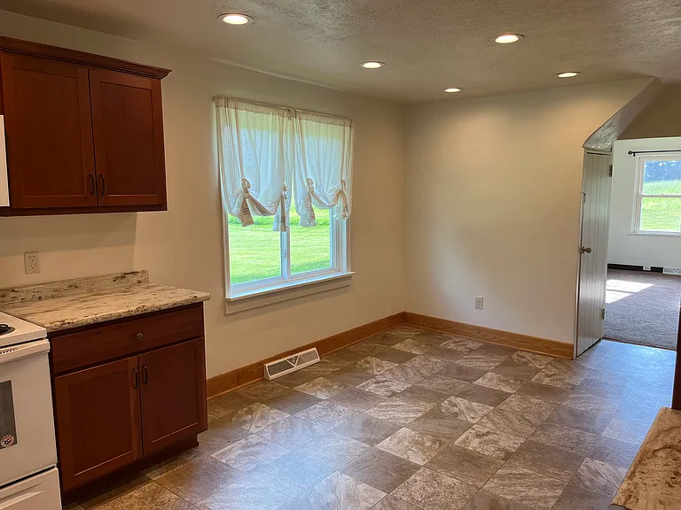 539 1/2 Scott Ridge Rd — Photo 7