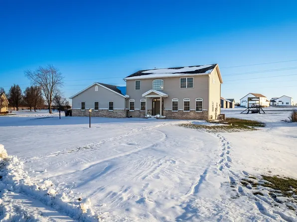 202 Comet Ln, Heyworth, IL 61745