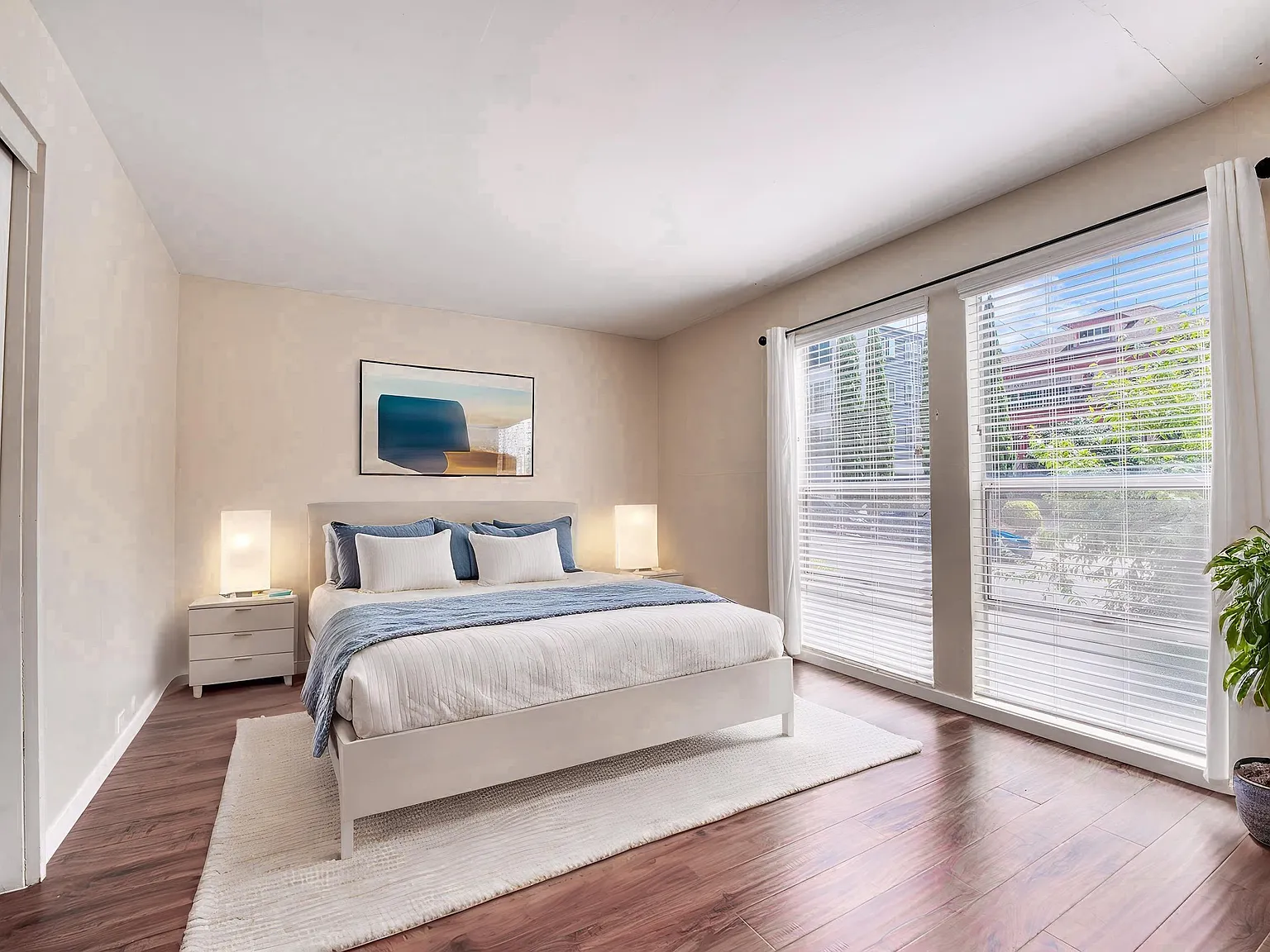 2 bed, 1000 sqft, $3,300 — Photo 2