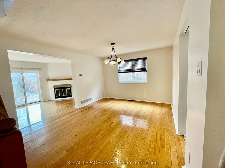 128 Pinetrail Cres — Photo 2