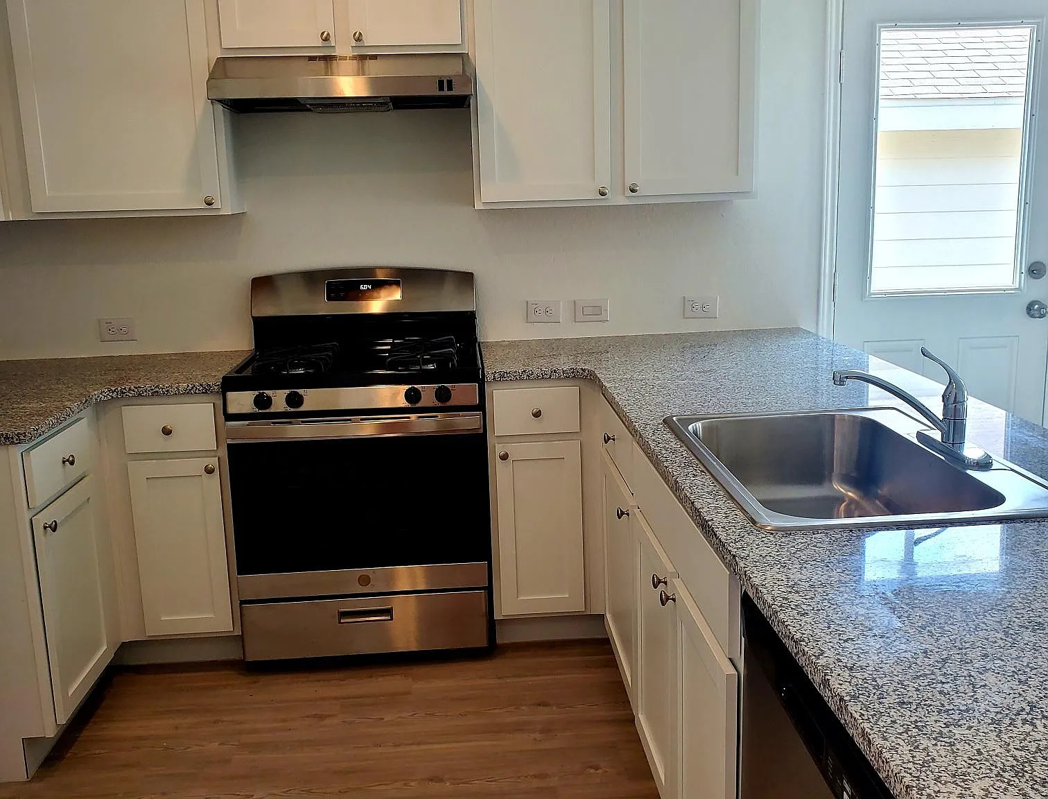 3 bed, 1266 sqft, $1,550 — Photo 2