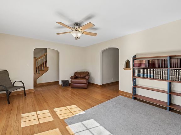 5th image of 515 W 2nd St