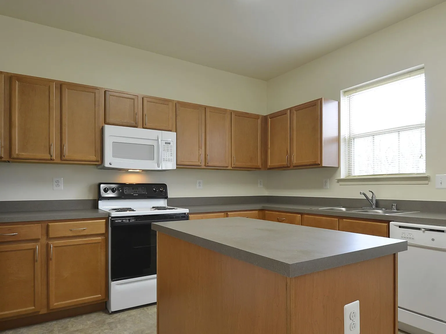 The Pointe at Manorgreen Townhomes — Photo 4