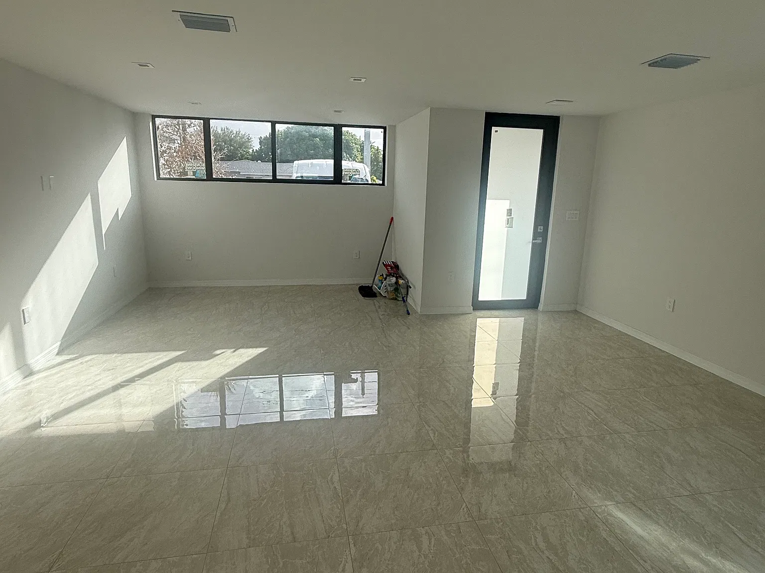 3 bed, 2.5 bath, 1500 sqft, $3,950 — Photo 3