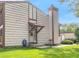 563 N Woodfield Trl, Roselle, IL 60172