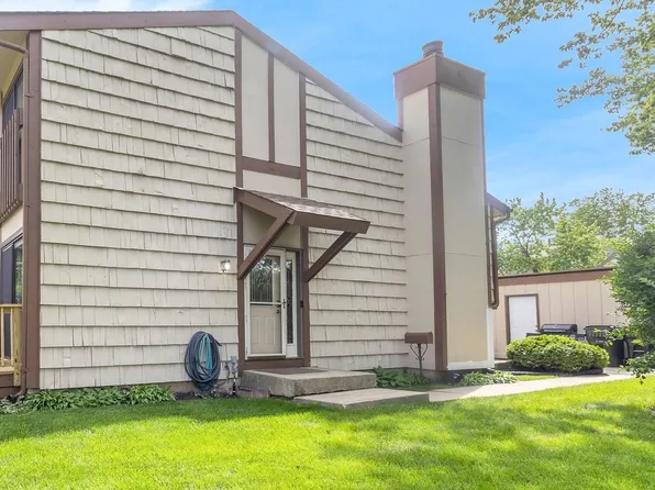 563 N Woodfield Trl, Roselle, IL 60172