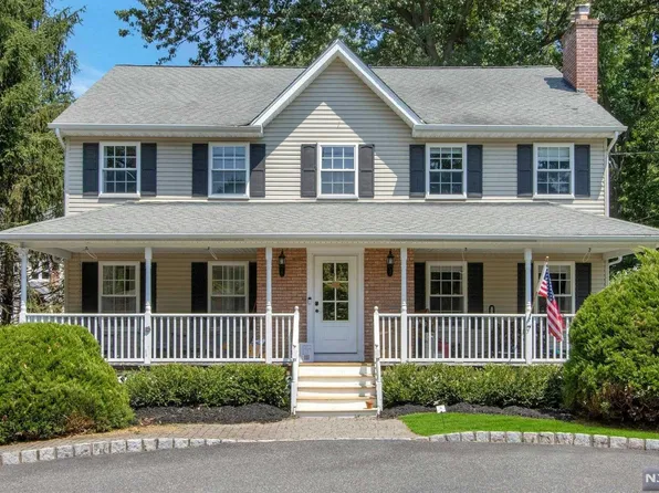 124 Old Tappan Rd, Old Tappan, NJ 07675