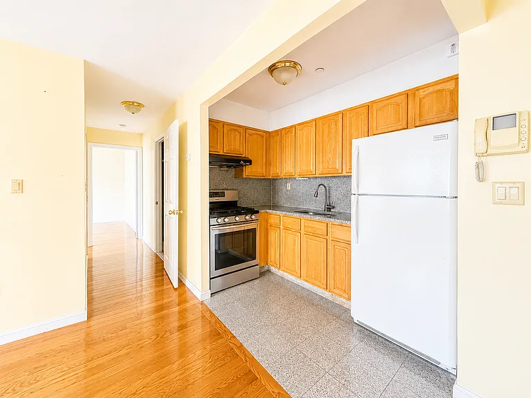 35-06 Leavitt St #7B — Photo 2