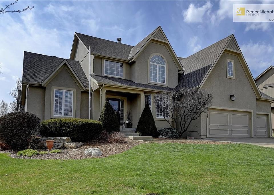 Welcome to 13728 Bond Street, Overland Park, KS....located in St. Andrew's Place subdivision on a culdesac lot.