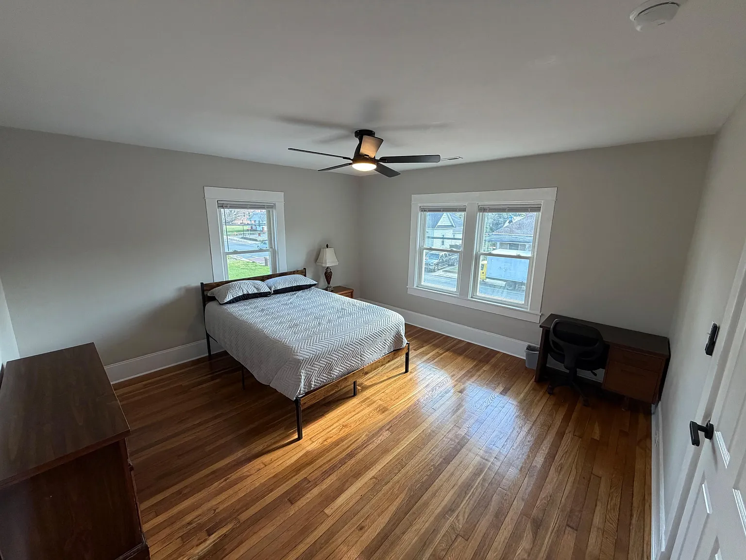 4 bed, 2.5 bath, 3200 sqft, $910 — Photo 4