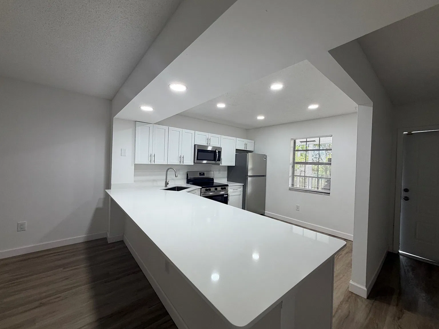 2 bed, 2.0 bath, 1400 sqft, $2,600 — Photo 2
