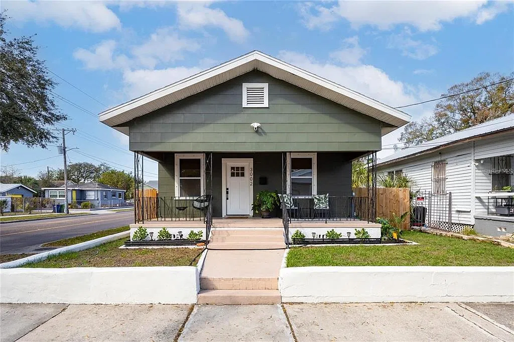 3 bed, 2.0 bath, 1169 sqft, $2,250 — Photo 1