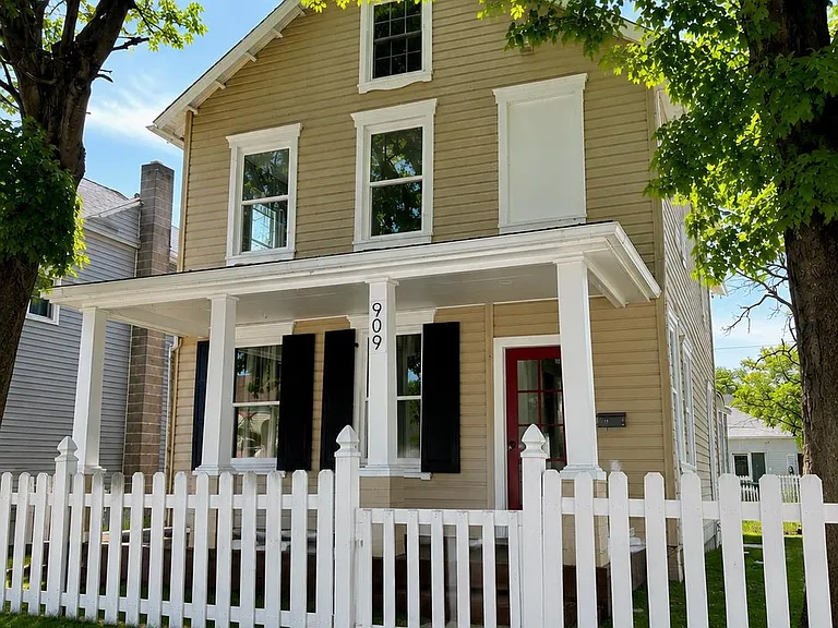 909 Corbett St — Photo 1