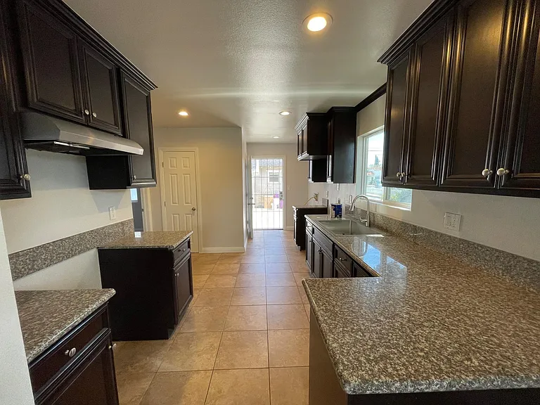 1730 Rose Ave — Photo 10