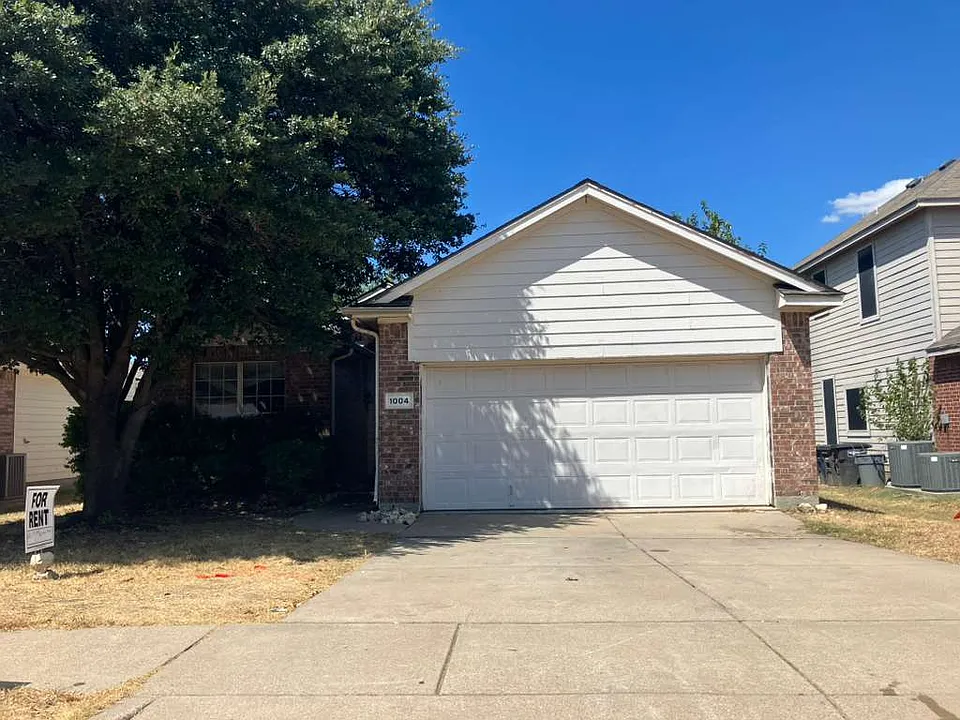 1004 Fort Apache Dr