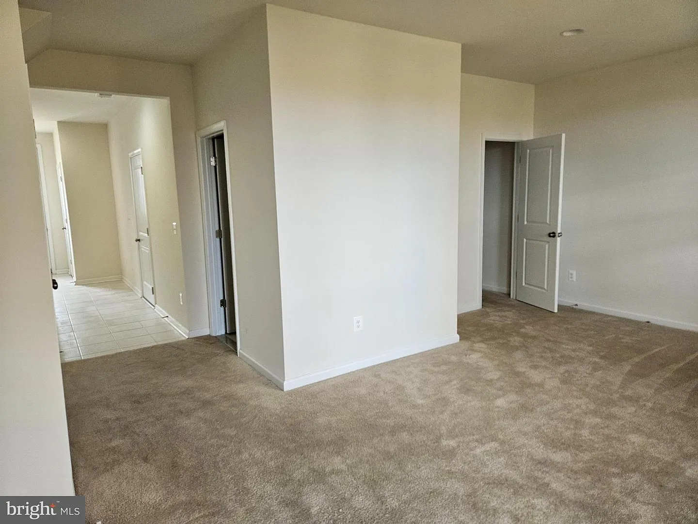 3 bed, 6.0 bath, 2281 sqft, $2,100 — Photo 3