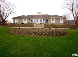408 Stagecoach Trl, Le Claire, IA