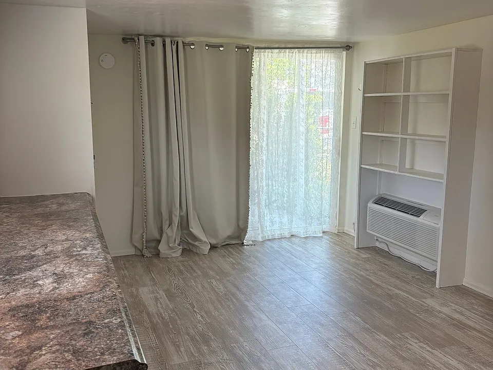 911 Teller Ave #1
