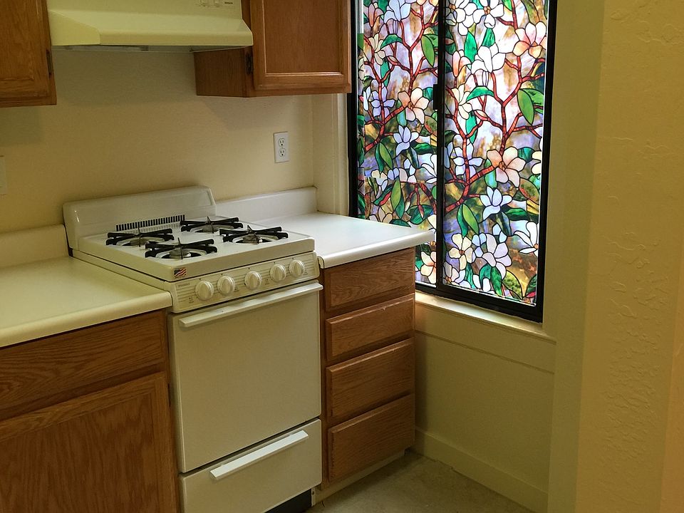 Kitchen/Full sized stove
