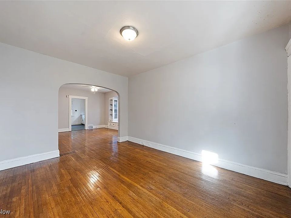 Spacious and bright foyer into the living room