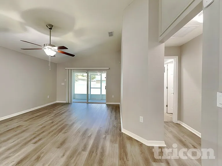 921 Kingfisher Dr — Photo 2