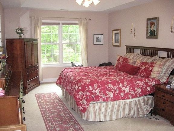 Master BR (3! Walk in Closets)