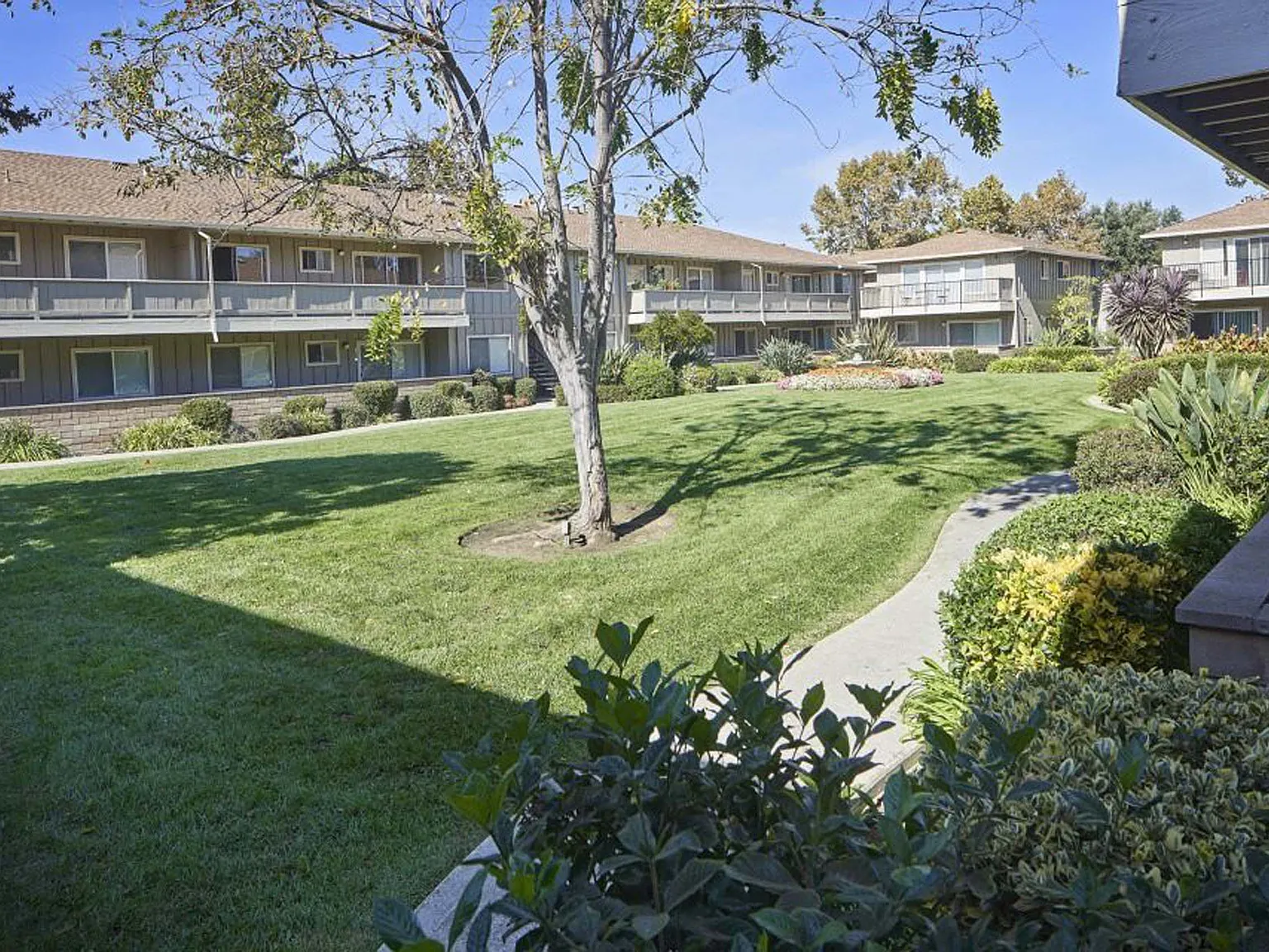California Oaks Apartments — Photo 3