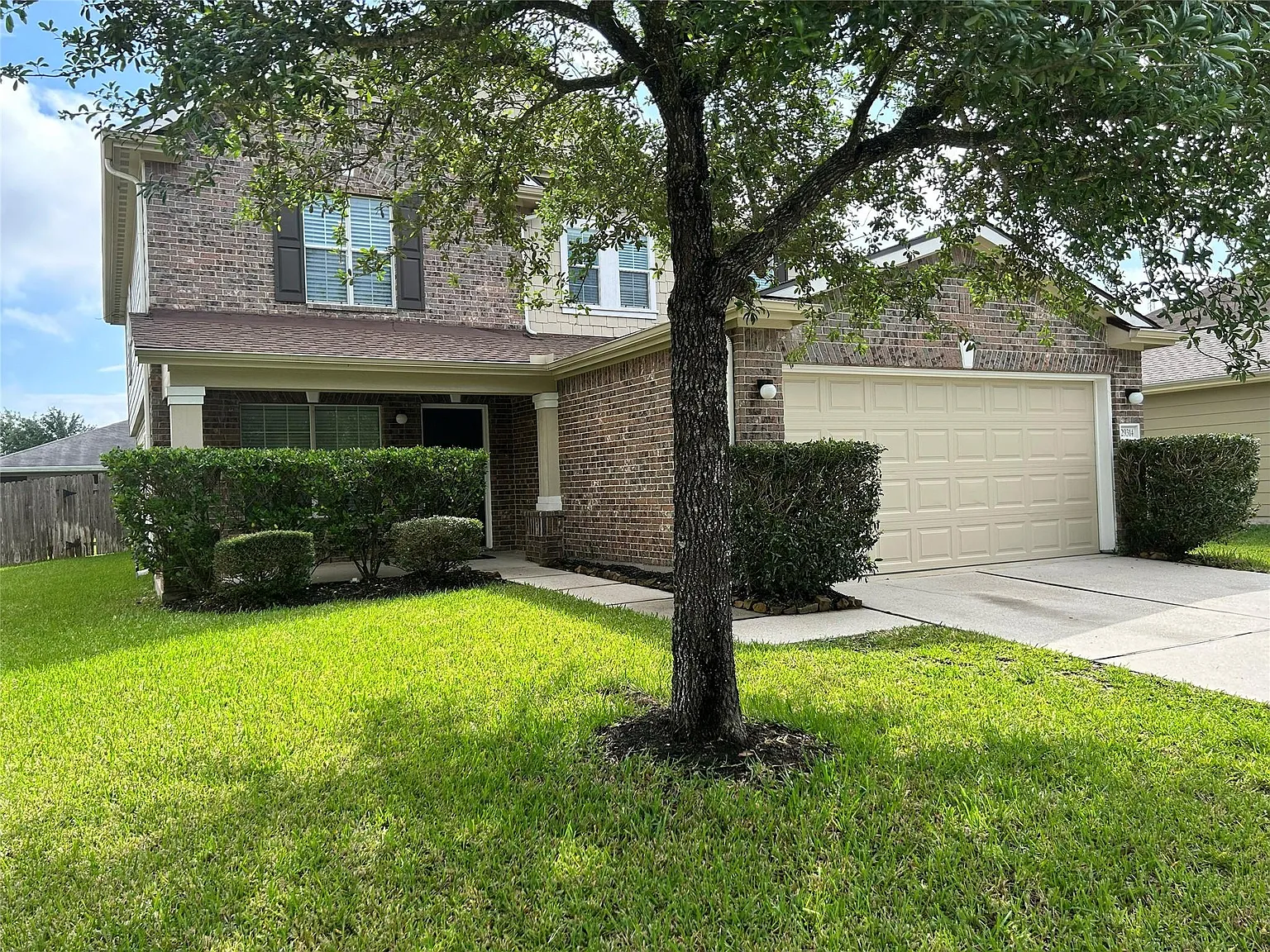 4 bed, 2.5 bath, 2768 sqft, $2,200 — Photo 2