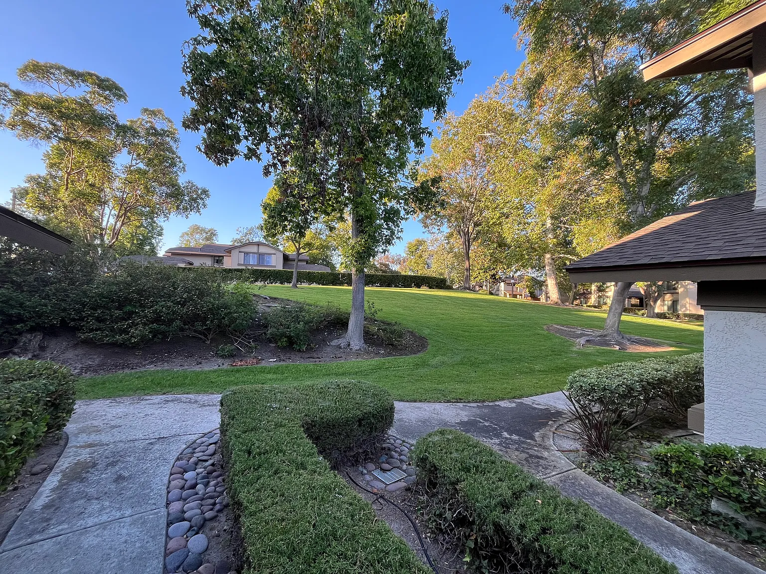 2 bed, 2.5 bath, 1360 sqft, $3,749 — Photo 2