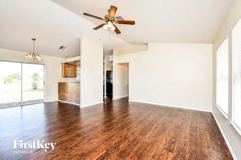 3 bed, 2.0 bath, 1116 sqft, $1,510 — Photo 3