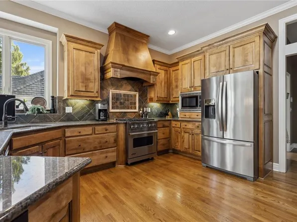 15233 Linden St, Leawood, KS 66224