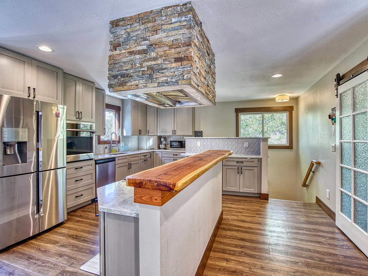 5 bed, 3900 sqft, $5,000 — Photo 3