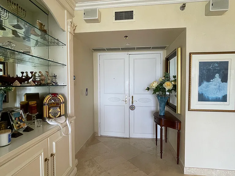 20281 E Country Club Dr — Photo 3