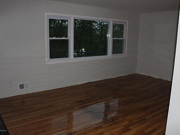 2nd image of 1346 Victory Blvd