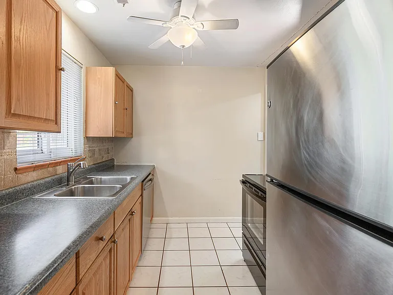 1663 Poplar St — Photo 7