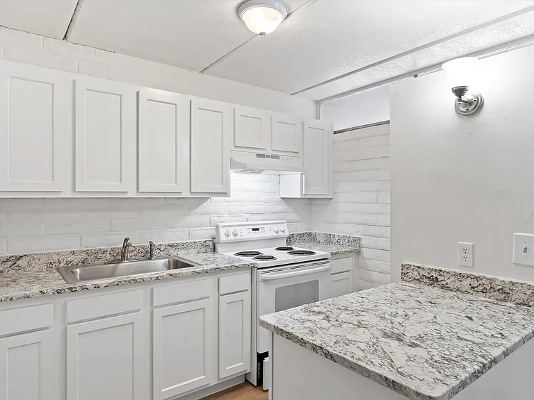 BROADWAY APARTMENTS — Photo 14